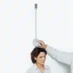 Seca 206 instalada en pared para medir estatura