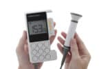 Doppler fetal Sonicaid FD1 MkIII sostenido en las manos con su sonda