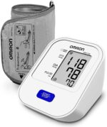 Tensiómetro Omron HEM-7120 con brazalete, vista inclinada