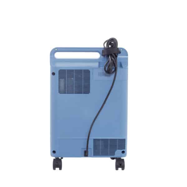 Philips Respironics EverFlo 5L, vista posterior con rejillas de ventilación y cable