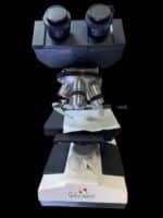 Vista frontal del microscopio binocular Greetmed GT 116-201