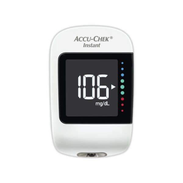 Glucómetro Accu-Chek Instant, vista frontal con lectura en mg/dL