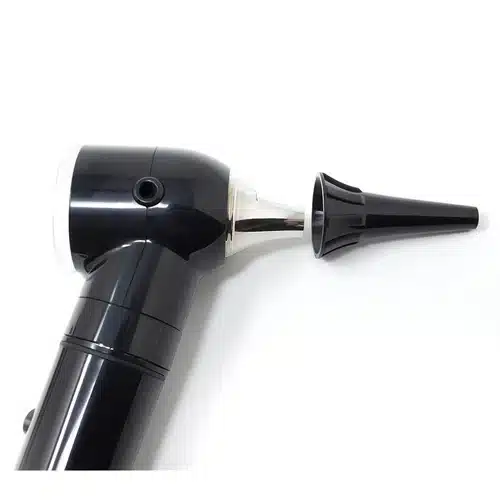 Detalle del cabezal del otoscopio Riester E-SCOPE y del espéculo separado de su encaje.