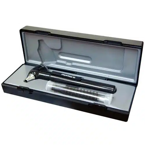 Otoscopio Riester E-SCOPE colocado en su estuche rígido abierto junto a los espéculos.