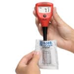 Hanna Checker HI98103 con electrodo sumergido en una solución de calibración