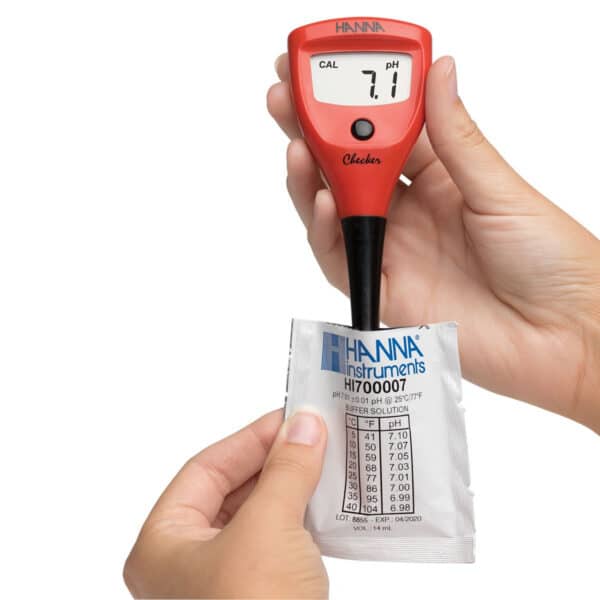 Hanna Checker HI98103 con electrodo sumergido en una solución de calibración