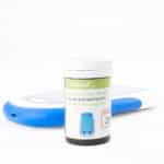 Vial Reddyz de tiras UA02 para ácido úrico en sangre, junto al equipo compatible