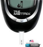 Detalle del glucómetro True Metrix con tira reactiva insertada