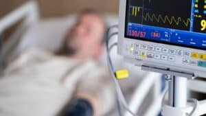 Profesional de salud controla los signos cardiovasculares de un paciente en un hospital.