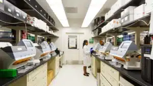 Blog 1 Profesional de laboratorio trabaja con analizadores clínicos durante el procesamiento de muestras.